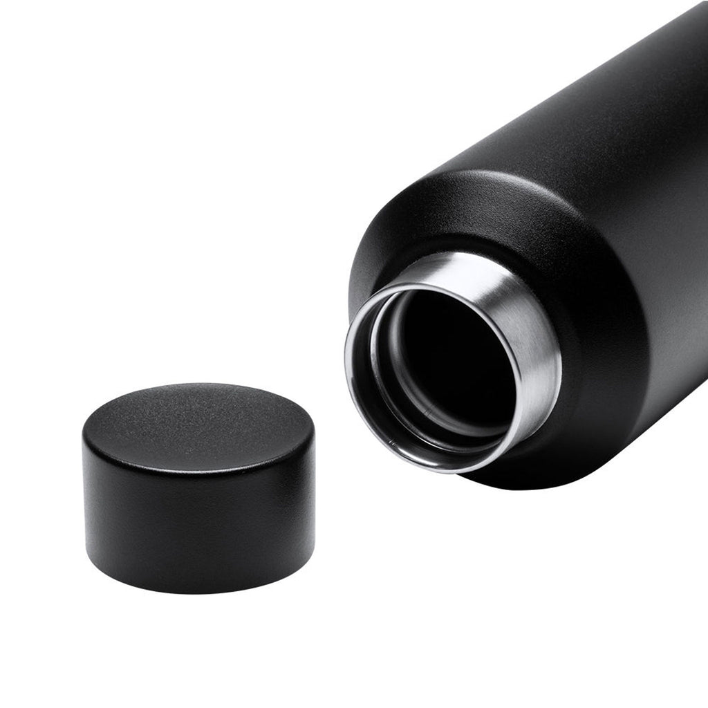 Schwarze doppelwandige Thermoflasche aus recyceltem Edelstahl mit geöffnetem Deckel