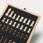 Elegantes Weinset in Bambusbox mit Schachfiguren im Deckel