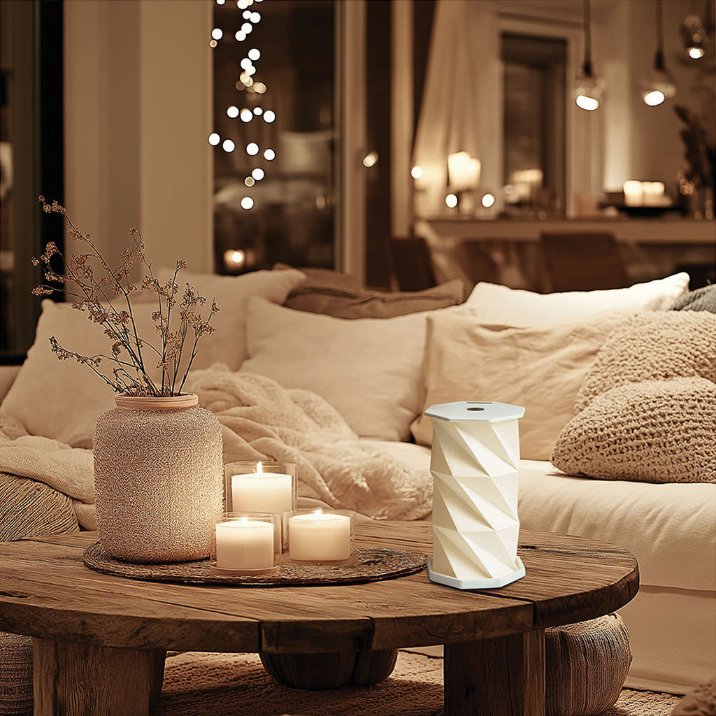 Faltbare weiße LED Tischlampe auf einem Holztisch im Wohnbereich