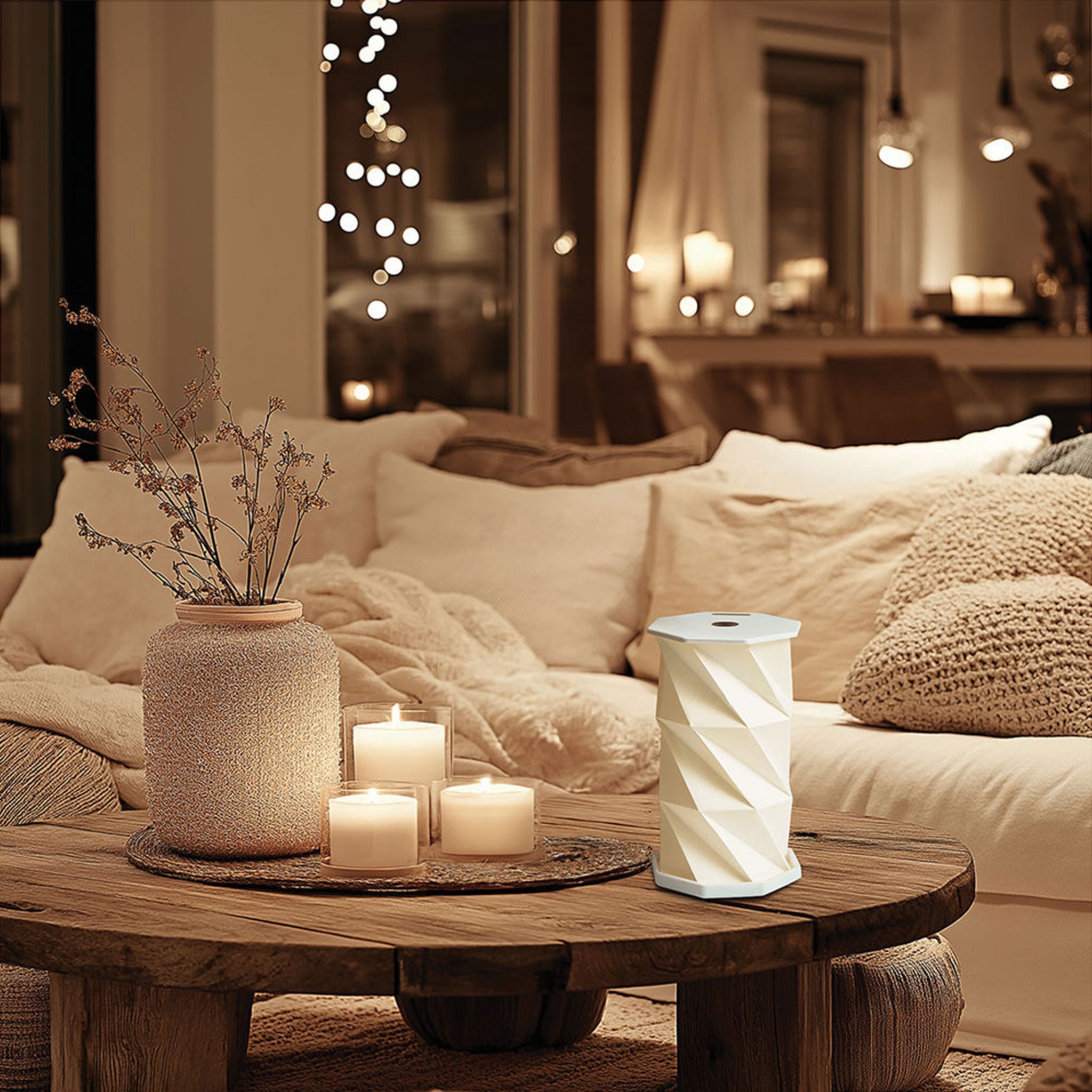 Faltbare weiße LED Tischlampe auf einem Holztisch im Wohnbereich