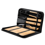 Geöffnetes 5-teiliges Grillset im schwarzen Etui mit Holzbrett