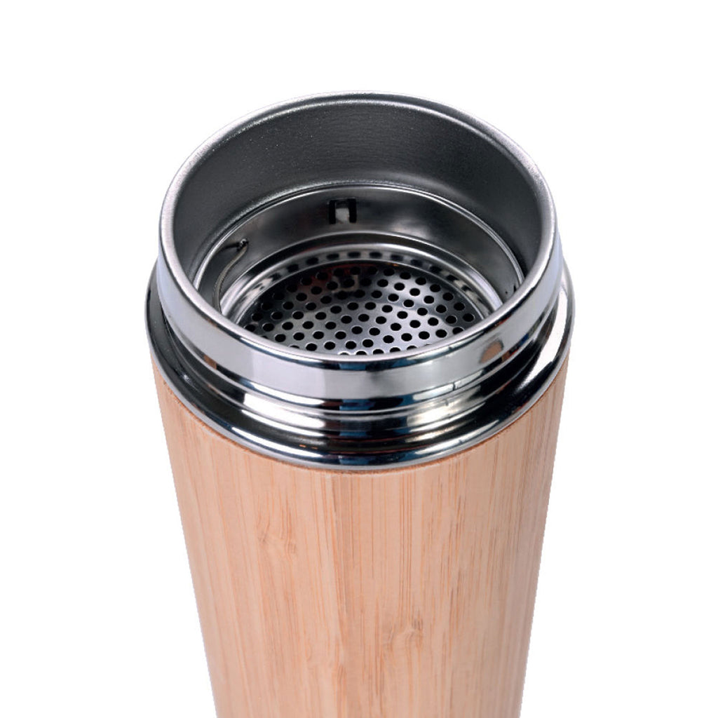 Isolierbecher Bamboo Go mit Blick in den Becher und eingesetztem Teesieb