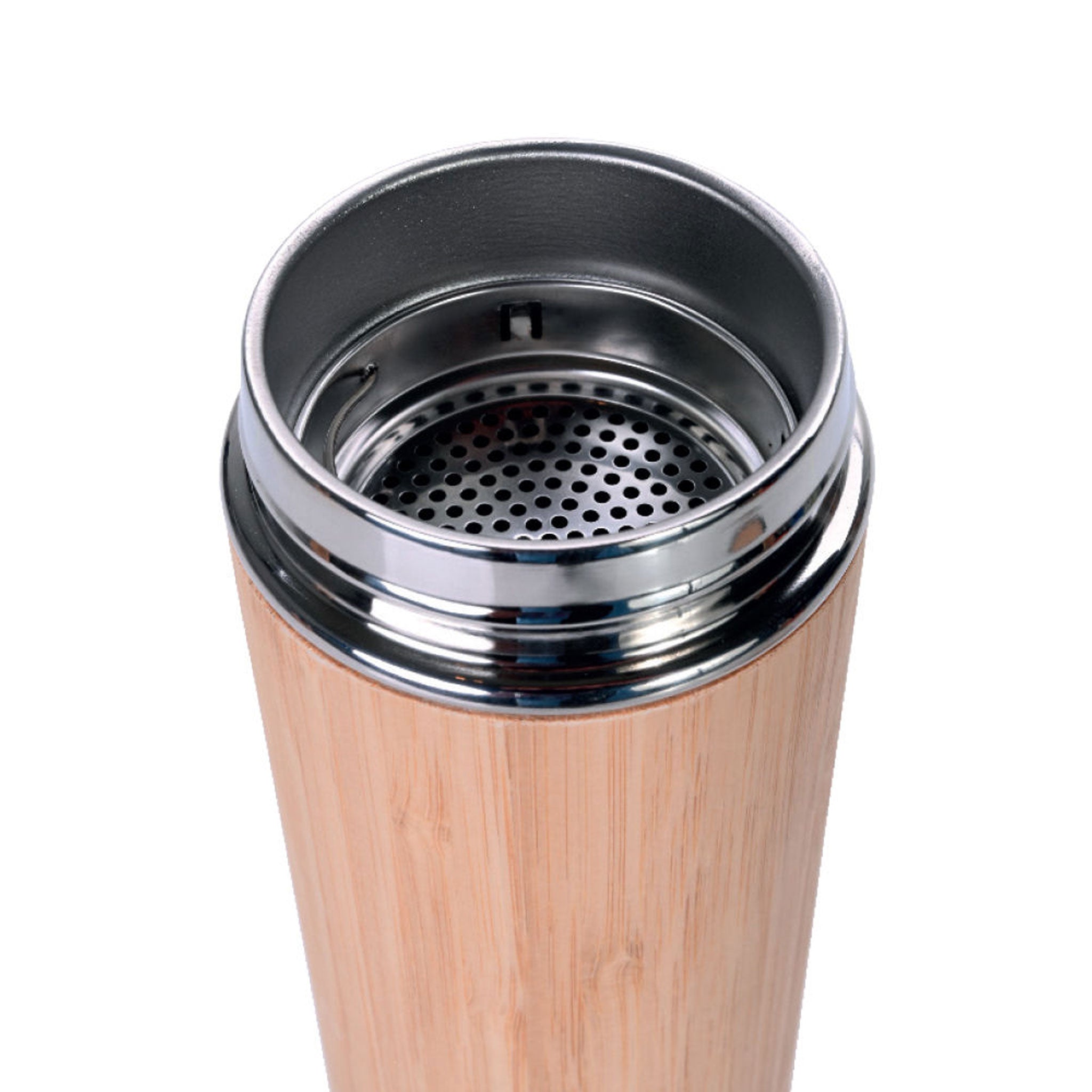 Isolierbecher Bamboo Go mit Blick in den Becher und eingesetztem Teesieb