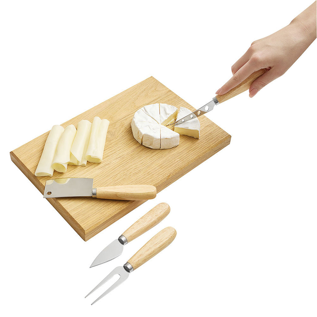 Käsemesserset aus Edelstahl mit Bambusgriffen beim Servieren von Käse