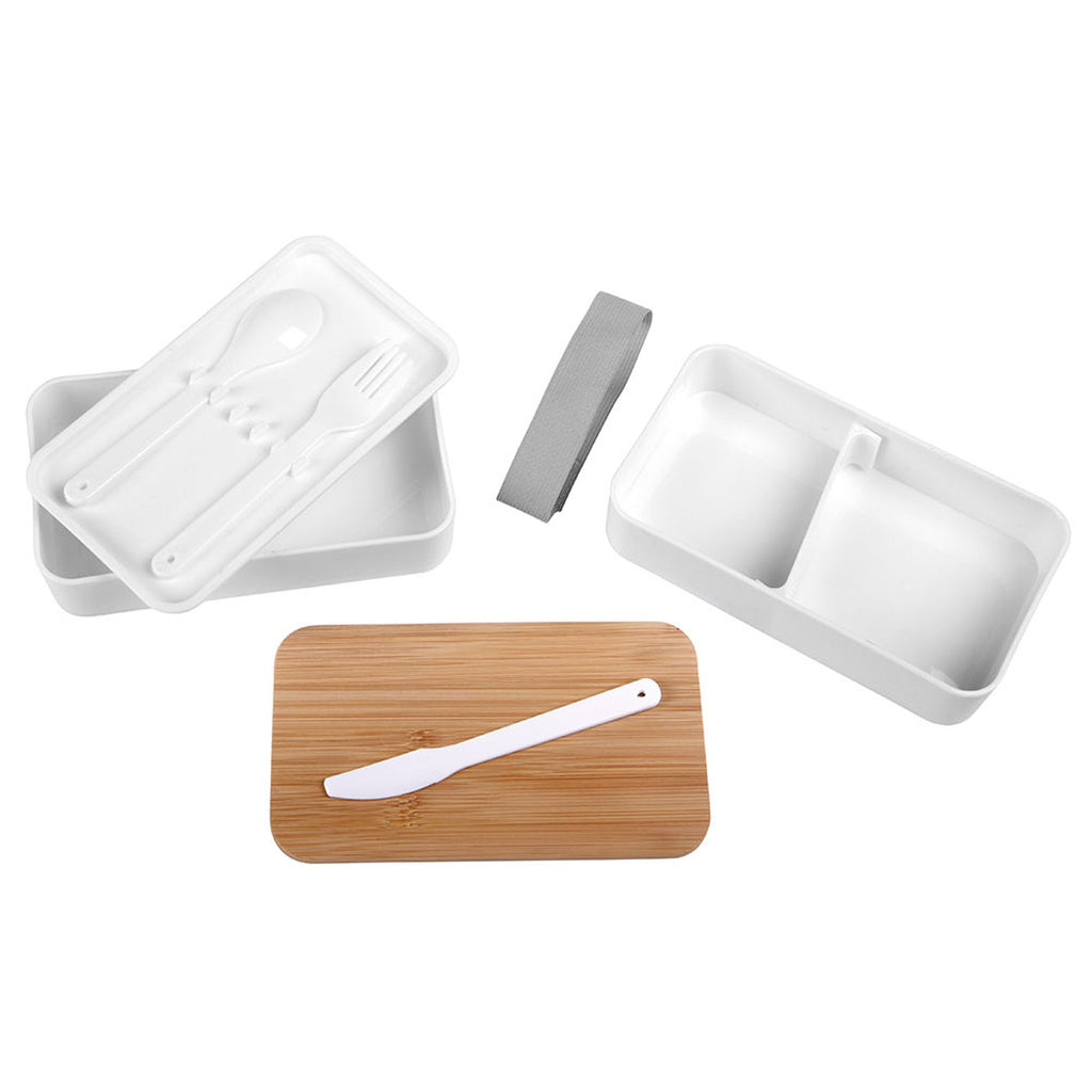 Weiße Lunchbox Double Level in geöffneter Darstellung mit zwei Ebenen, Trenneinsatz, Besteck und Bambusdeckel.