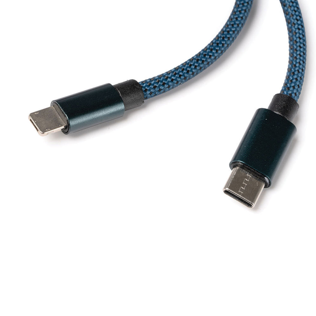 Detailansicht eines magnetischen Adapterkabels mit USB-A und USB-Typ-C