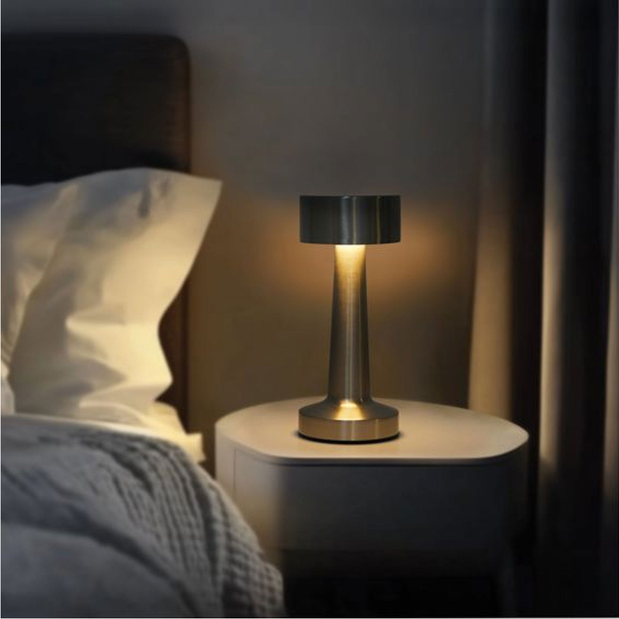 Mushroom Edelstahl Tischlampe im Einsatz auf einem Nachttisch