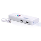 Weiße Powerbank mit 10.000 mAh und Druck auf der Vorderseite