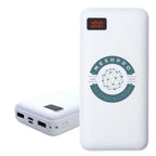 Weiße Powerbank mit Druck auf der Vorderseite und Ladestandanzeige