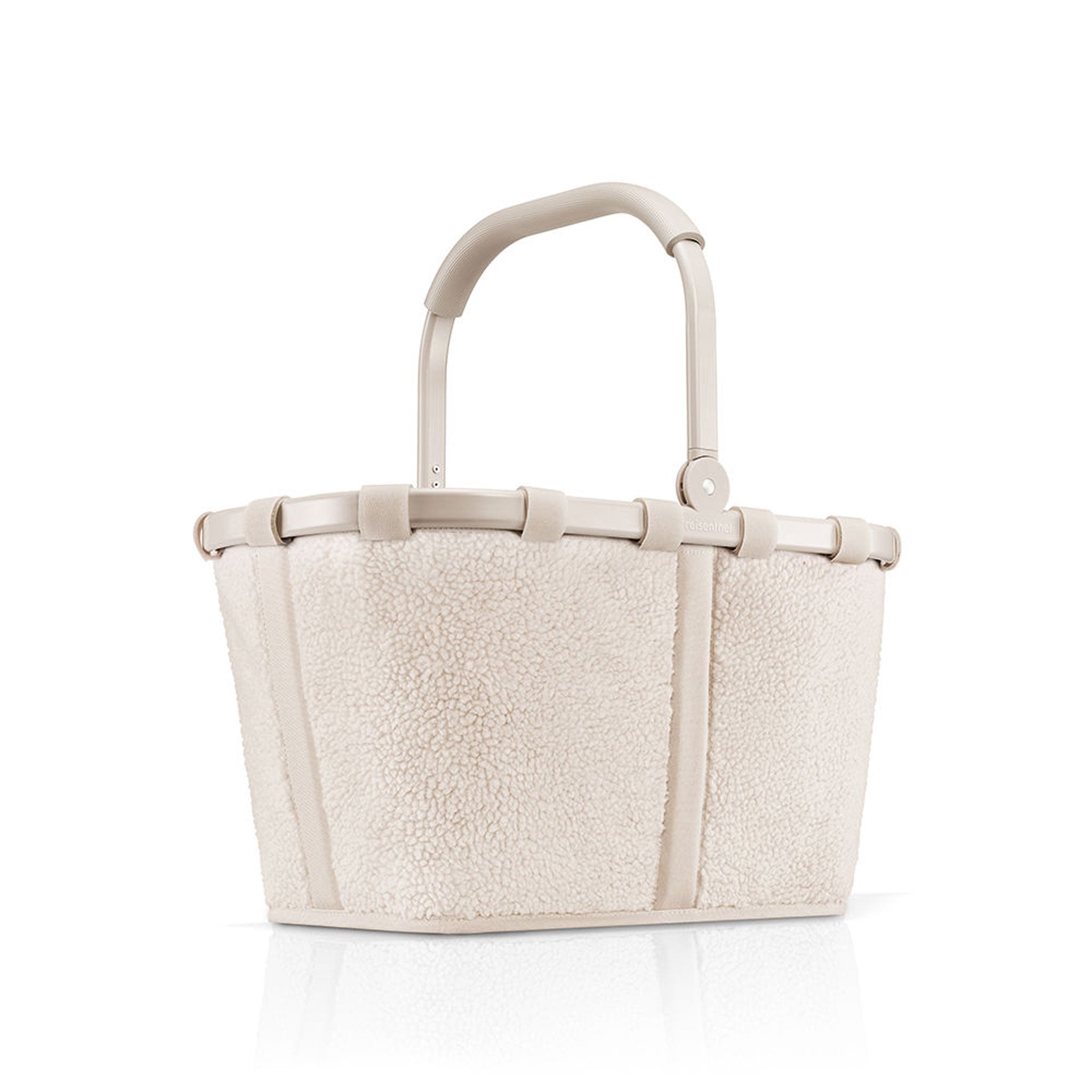 Reisenthel Carrybag Teddy sand in Frontansicht mit schräg gestelltem Griff