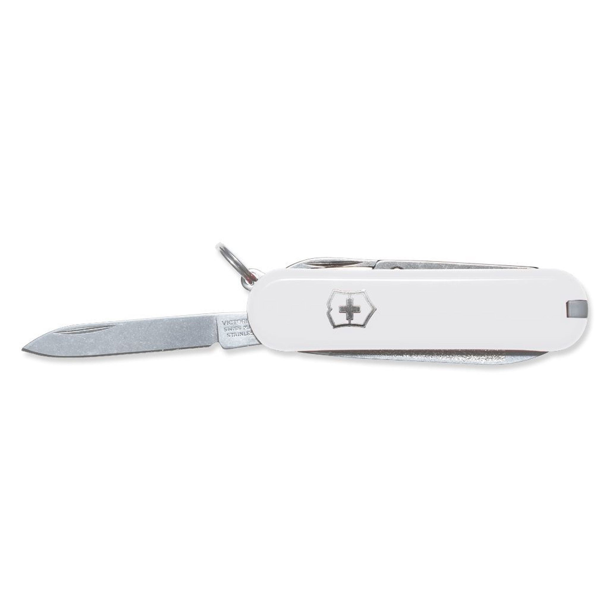 VICTORINOX Schweizer Messer Classic in Weiß mit geöffneter kleiner Klinge und Schlüsselring